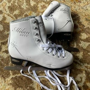Girls skates